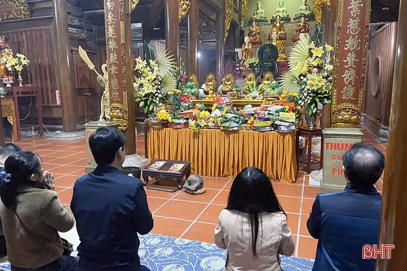 Người dân Hà Tĩnh náo nức đi lễ chùa