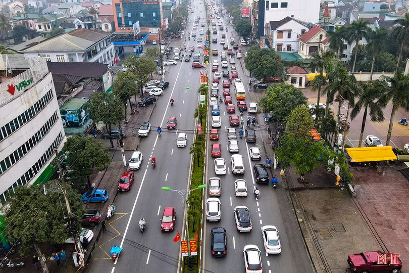 Công an TP Hà Tĩnh đội mưa phân luồng cho người dân sắm tết