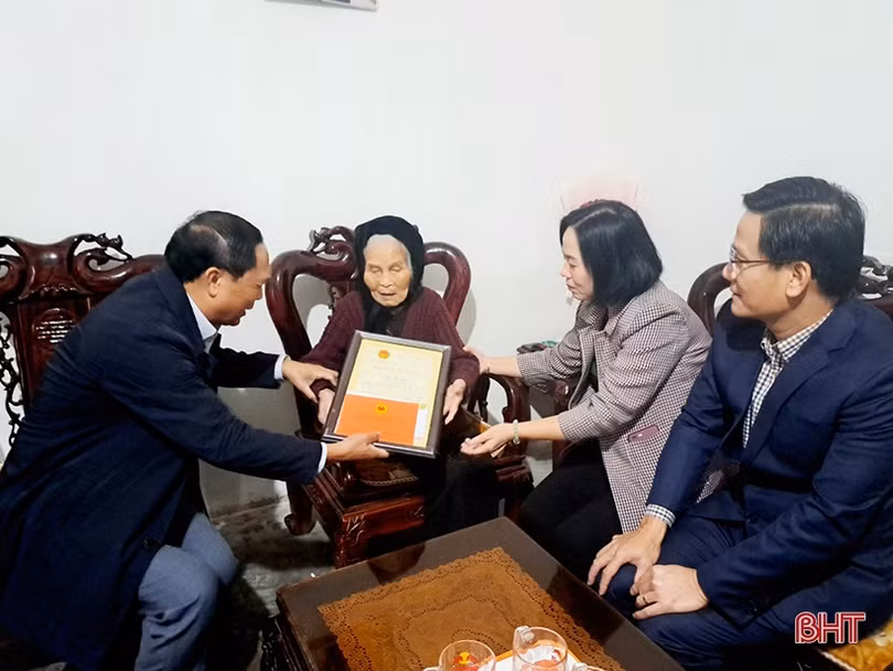 Lãnh đạo tỉnh trao huy hiệu Đảng, tặng quà tết ở các địa phương