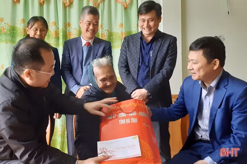Lãnh đạo tỉnh trao huy hiệu Đảng, tặng quà tết ở các địa phương