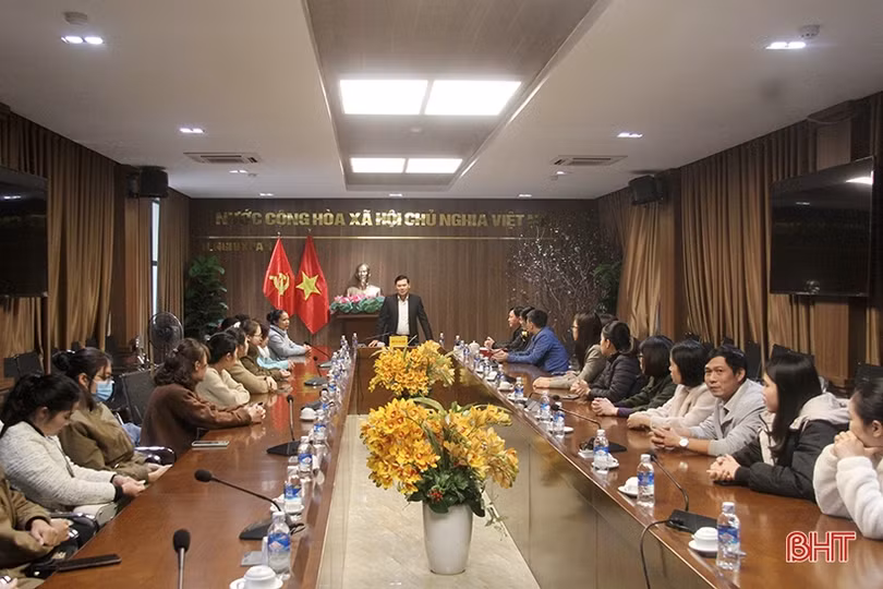 Nghi Xuân trao quyết định tuyển dụng 21 viên chức y tế