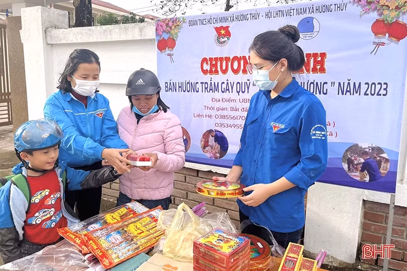 Thanh niên Hương Khê rửa xe, bán hàng gây quỹ hỗ trợ người nghèo vui tết