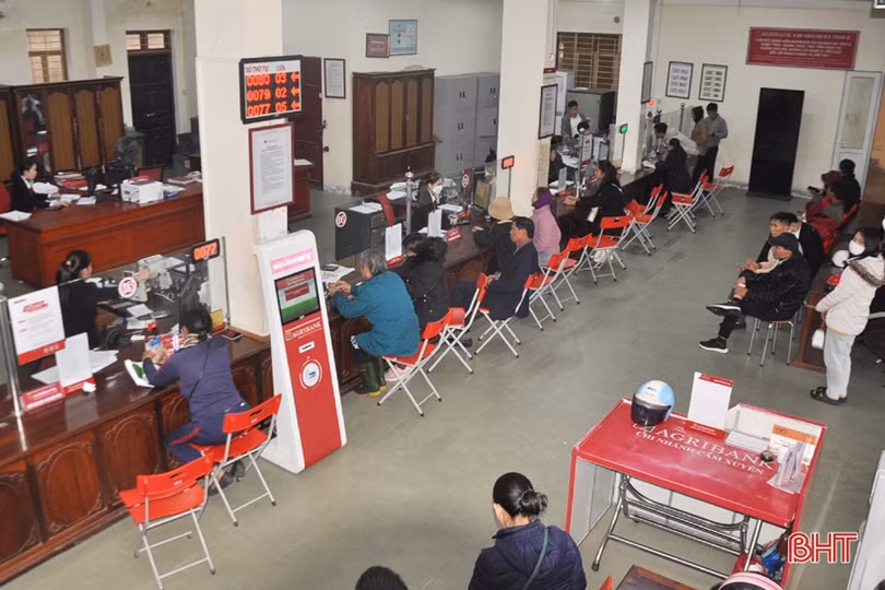 Nhân viên ngân hàng ở Hà Tĩnh “tăng ca” phục vụ nhu cầu giao dịch