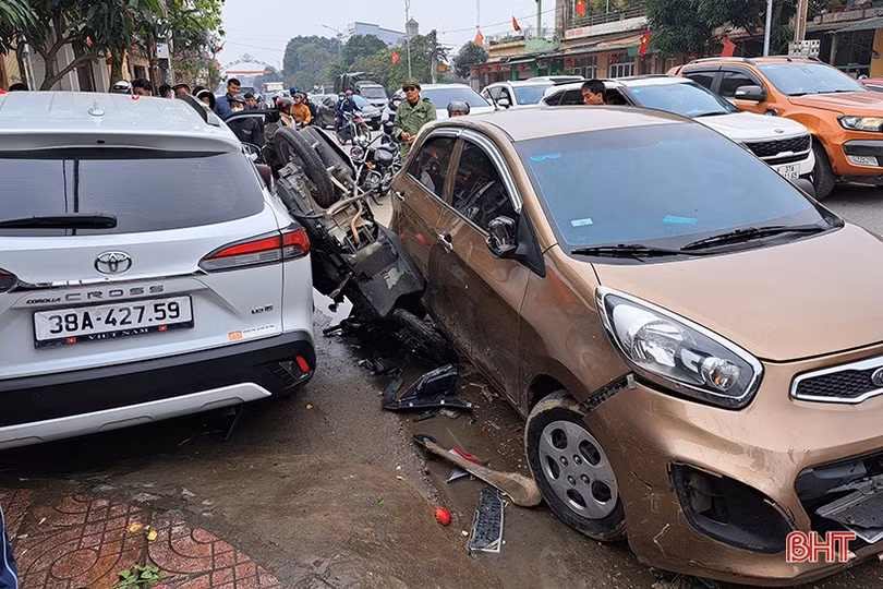 Toyota Cross mất lái, đâm liên hoàn 7 xe máy và Kia Morning ở Nghi Xuân