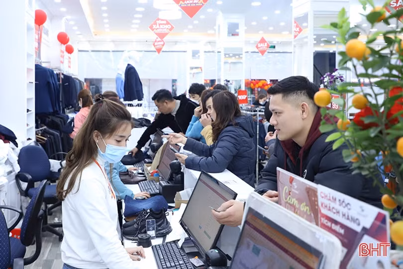 Hà Tĩnh: Nhiều cửa hàng thời trang xả kho, giảm giá khủng đón tết