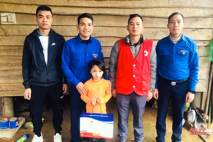 Thanh niên Hương Khê rửa xe, bán hàng gây quỹ hỗ trợ người nghèo vui tết