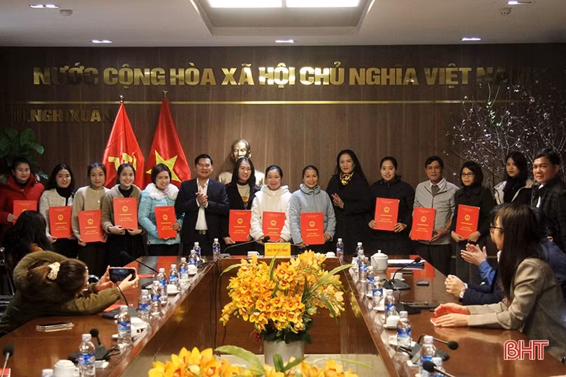 Nghi Xuân trao quyết định tuyển dụng 21 viên chức y tế