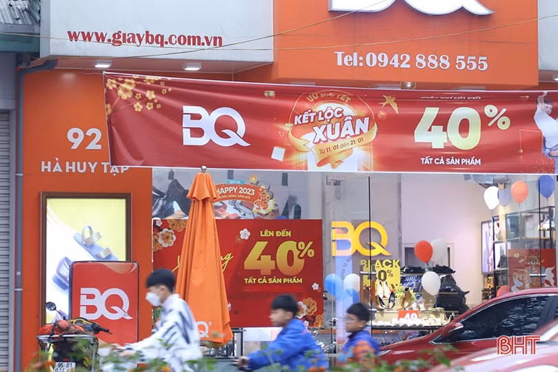 Hà Tĩnh: Nhiều cửa hàng thời trang xả kho, giảm giá khủng đón tết