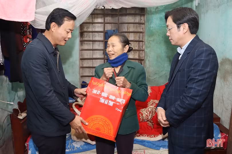 Lãnh đạo tỉnh trao huy hiệu Đảng, tặng quà tết ở các địa phương