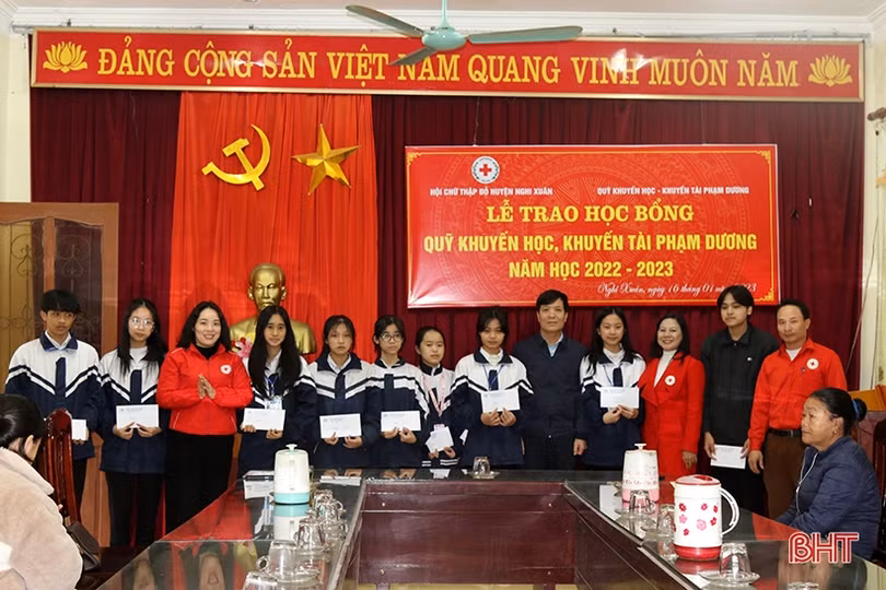 Trao quà tết cho học sinh nghèo và nạn nhân chất độc da cam ở Nghi Xuân