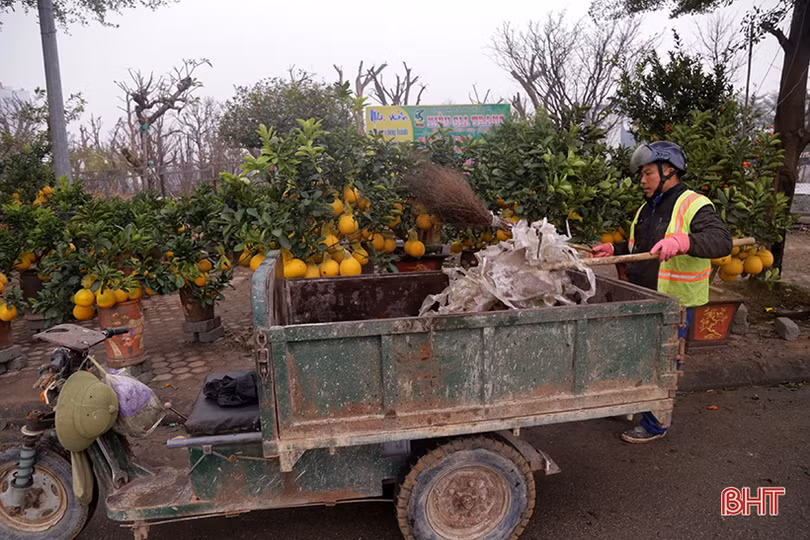Tăng ca, thêm nhân lực để thu dọn lượng rác thải tăng đột biến ở Hà Tĩnh dịp tết