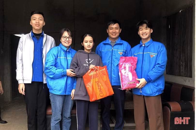 Thanh niên Hương Khê rửa xe, bán hàng gây quỹ hỗ trợ người nghèo vui tết