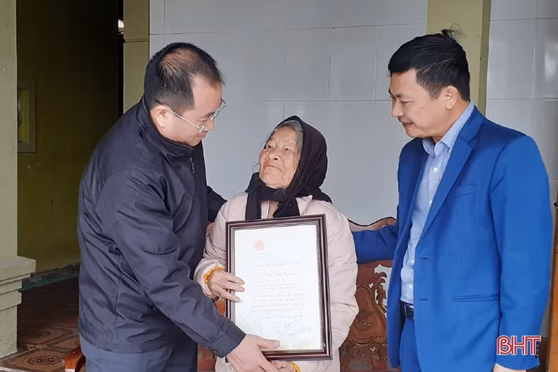 Lãnh đạo tỉnh trao huy hiệu Đảng, tặng quà tết ở các địa phương