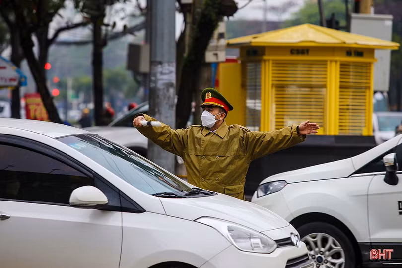 Công an TP Hà Tĩnh đội mưa phân luồng cho người dân sắm tết