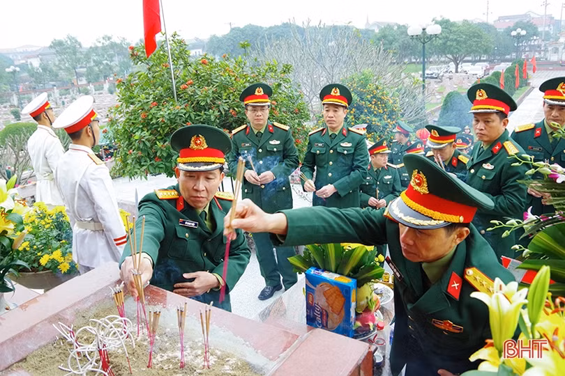 LLVT Hà Tĩnh dâng hương tưởng niệm Chủ tịch Hồ Chí Minh và các anh hùng liệt sỹ