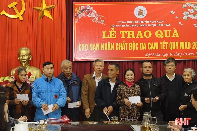 Trao quà tết cho học sinh nghèo và nạn nhân chất độc da cam ở Nghi Xuân