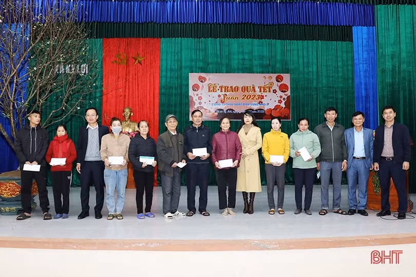 Báo Hà Tĩnh phối hợp trao quà tết cho các hoàn cảnh khó khăn ở TX Kỳ Anh