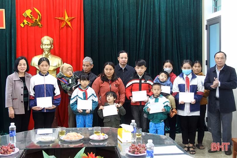 Lãnh đạo tỉnh trao huy hiệu Đảng, tặng quà tết ở các địa phương