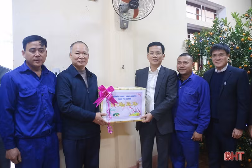 Lãnh đạo TP Hà Tĩnh động viên công nhân nhà máy xử lý rác thải dịp tết