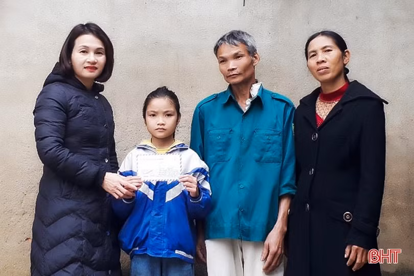 Hội Phụ nữ Hà Tĩnh tại Đức tặng quà tết cho người nghèo quê hương