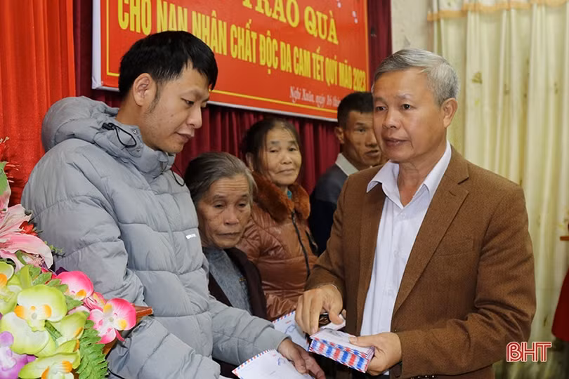 Trao quà tết cho học sinh nghèo và nạn nhân chất độc da cam ở Nghi Xuân