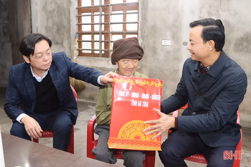 Lãnh đạo tỉnh trao huy hiệu Đảng, tặng quà tết ở các địa phương