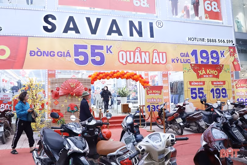 Hà Tĩnh: Nhiều cửa hàng thời trang xả kho, giảm giá khủng đón tết