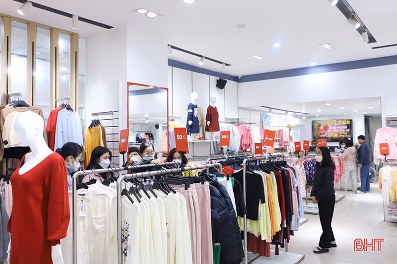 Hà Tĩnh: Nhiều cửa hàng thời trang xả kho, giảm giá khủng đón tết