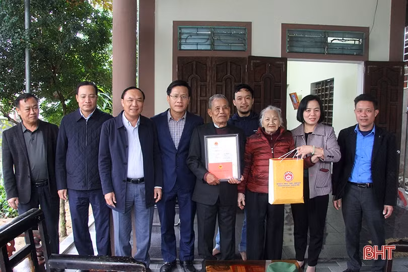 Lãnh đạo tỉnh trao huy hiệu Đảng, tặng quà tết ở các địa phương