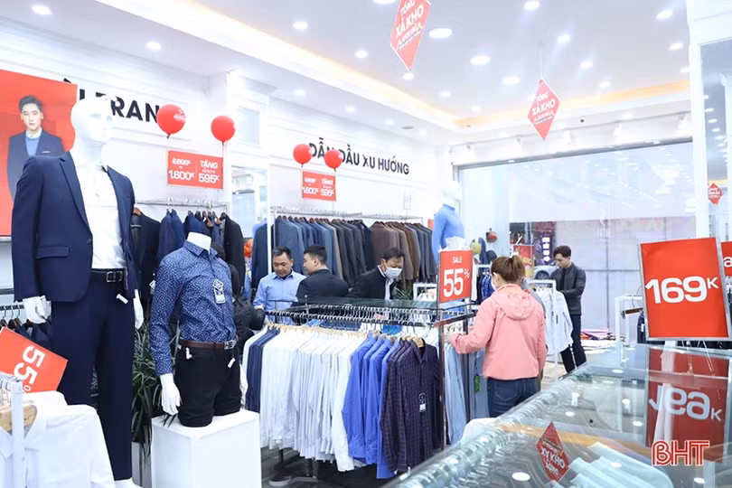 Hà Tĩnh: Nhiều cửa hàng thời trang xả kho, giảm giá khủng đón tết