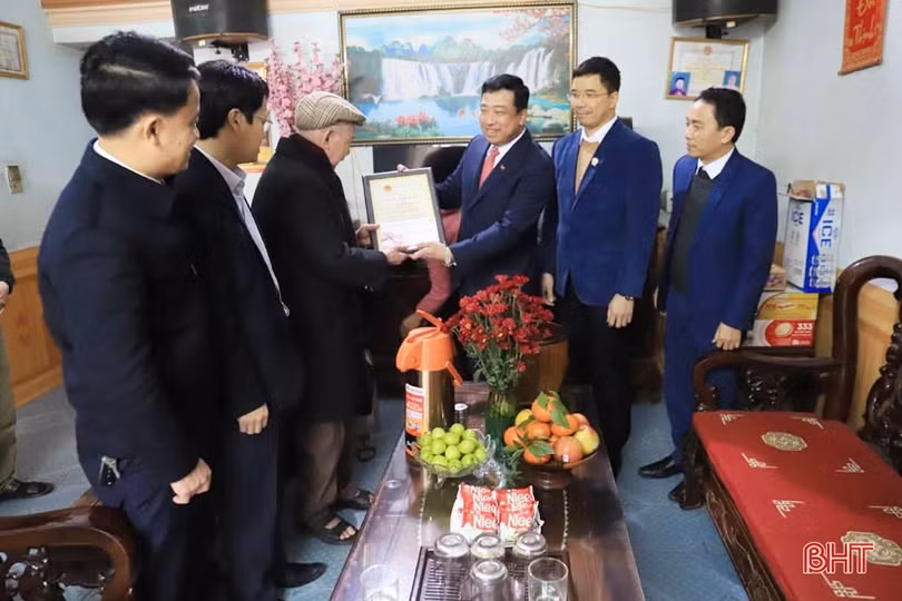 Lãnh đạo tỉnh chúc tết gia đình chính sách, người cao tuổi ở Hương Sơn