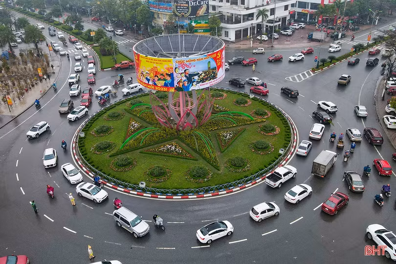 Công an TP Hà Tĩnh đội mưa phân luồng cho người dân sắm tết