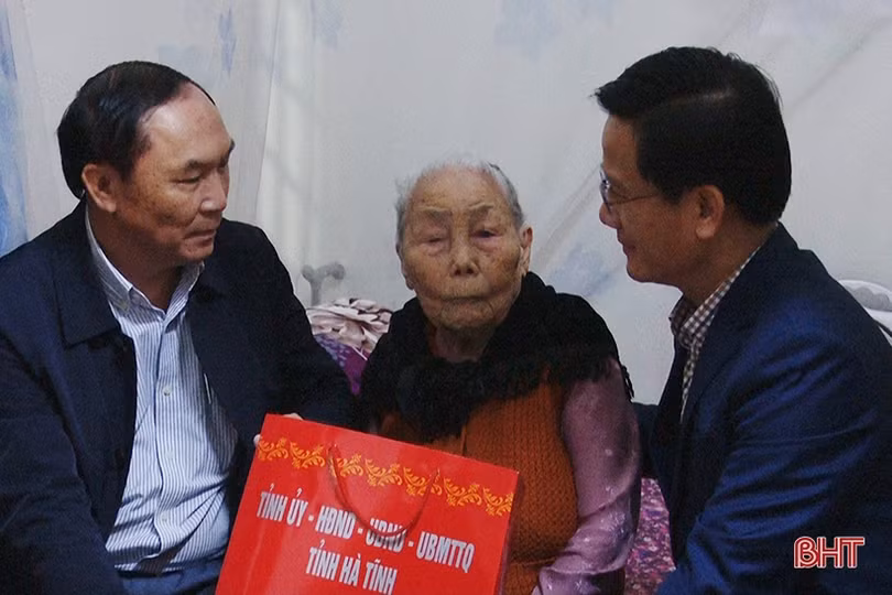 Lãnh đạo tỉnh trao huy hiệu Đảng, tặng quà tết ở các địa phương