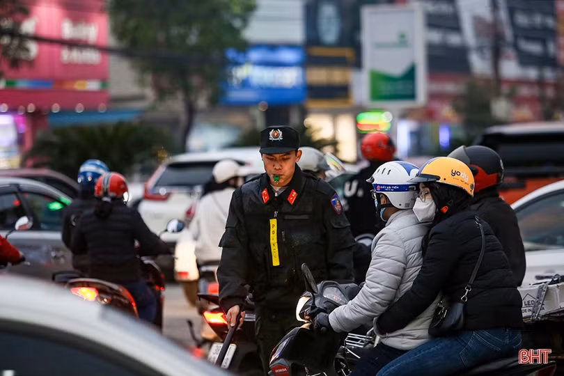 Công an TP Hà Tĩnh đội mưa phân luồng cho người dân sắm tết