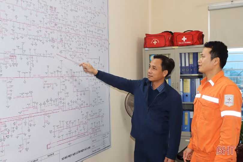 Những người “canh” dòng điện ngày tết ở Hà Tĩnh