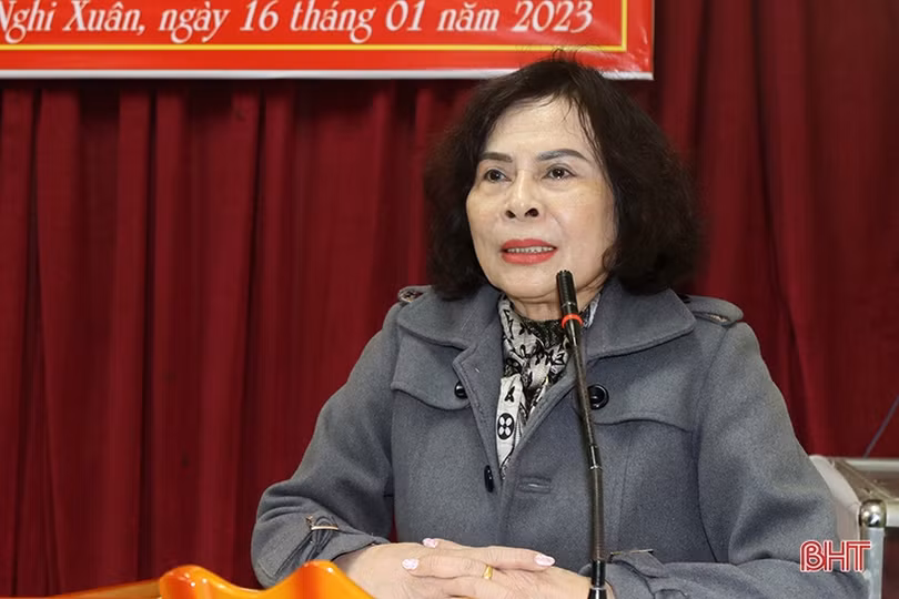 Trao quà tết cho học sinh nghèo và nạn nhân chất độc da cam ở Nghi Xuân