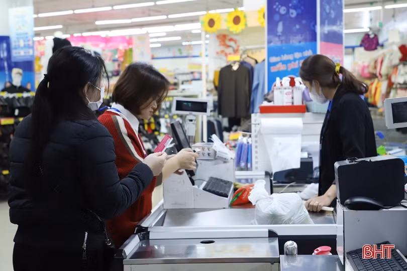 Nhân viên ngân hàng ở Hà Tĩnh “tăng ca” phục vụ nhu cầu giao dịch
