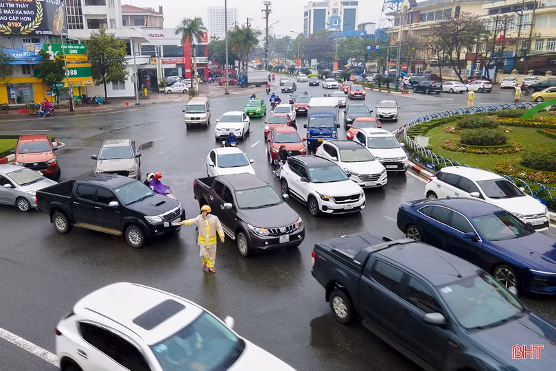 Công an TP Hà Tĩnh đội mưa phân luồng cho người dân sắm tết