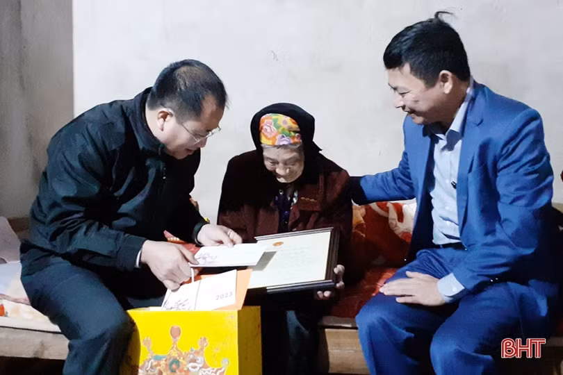 Lãnh đạo tỉnh trao huy hiệu Đảng, tặng quà tết ở các địa phương