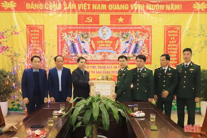 Lãnh đạo Hương Sơn chúc tết các đơn vị đêm giao thừa
