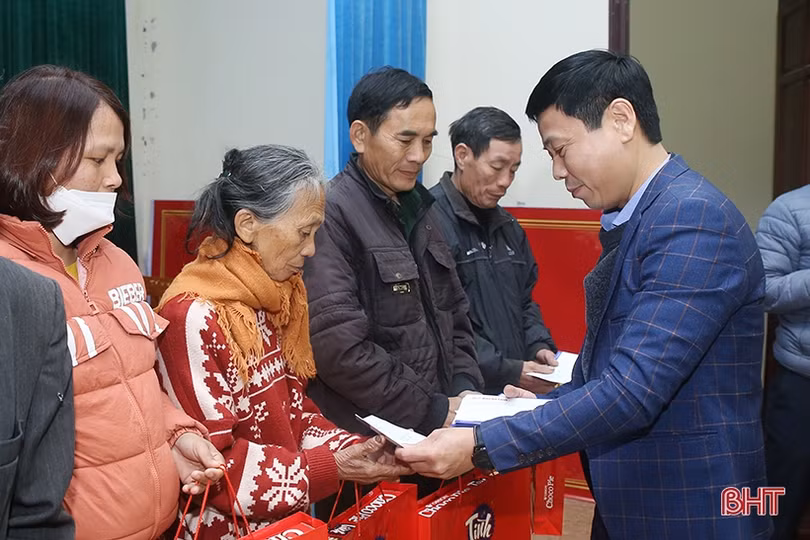Trao quà của bạn đọc Báo Hà Tĩnh tới các hoàn cảnh cần giúp đỡ
