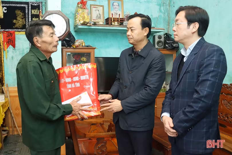 Lãnh đạo tỉnh trao huy hiệu Đảng, tặng quà tết ở các địa phương