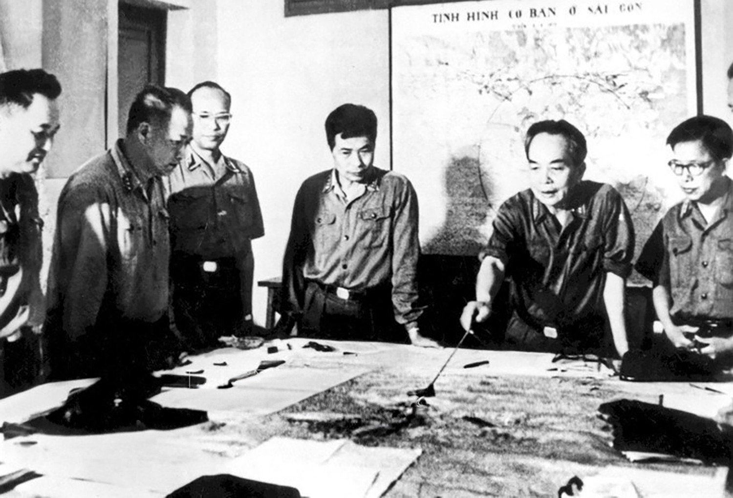 Đại tướng Võ Nguyên Giáp cùng các đồng chí trong Quân ủy Trung ương duyệt phương án tác chiến Chiến dịch Hồ Chí Minh (Hà Nội, tháng 4-1975). Ảnh: TTXVN