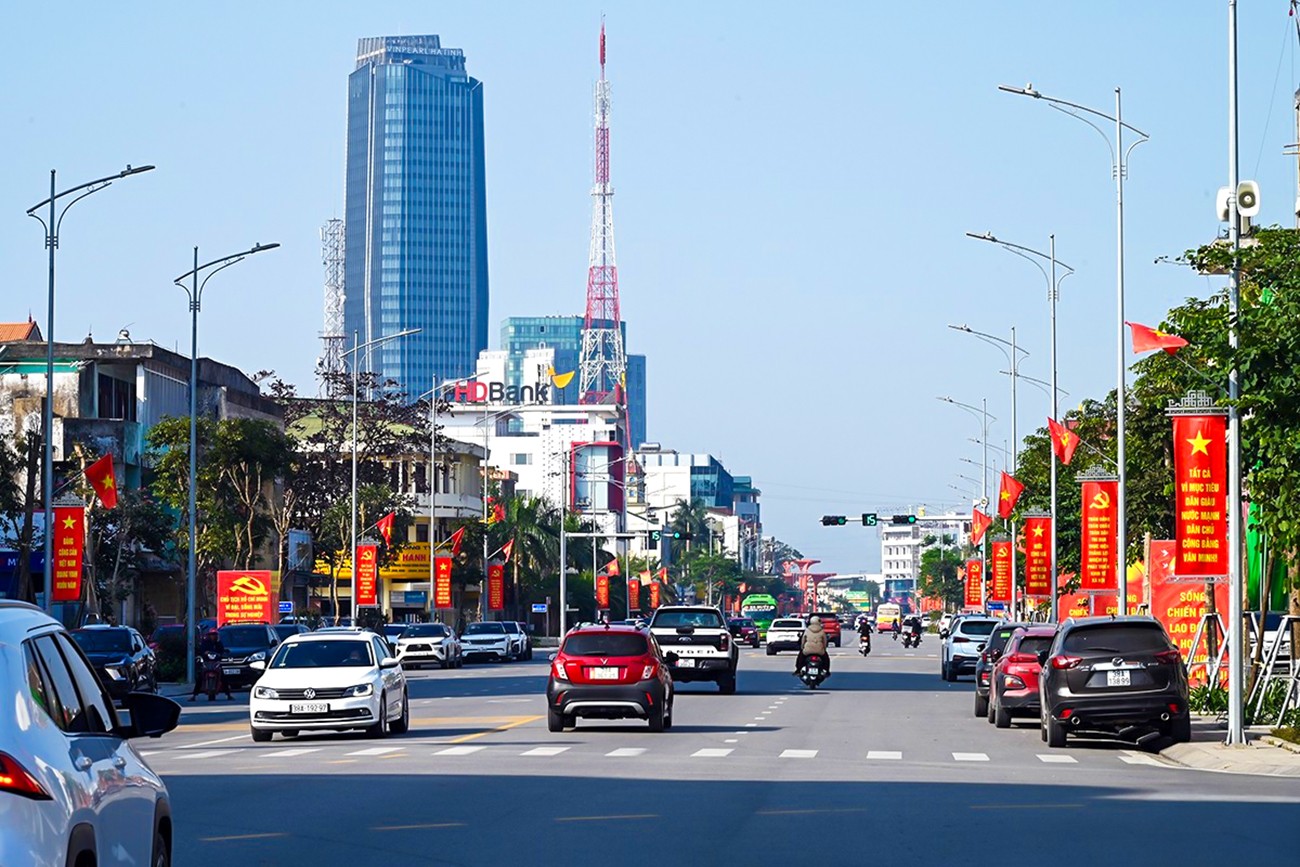 Hà Tĩnh những ngày này đang khoác lên mình một diện mạo mới, rực rỡ sắc đỏ của cờ Đảng, cờ Tổ quốc.