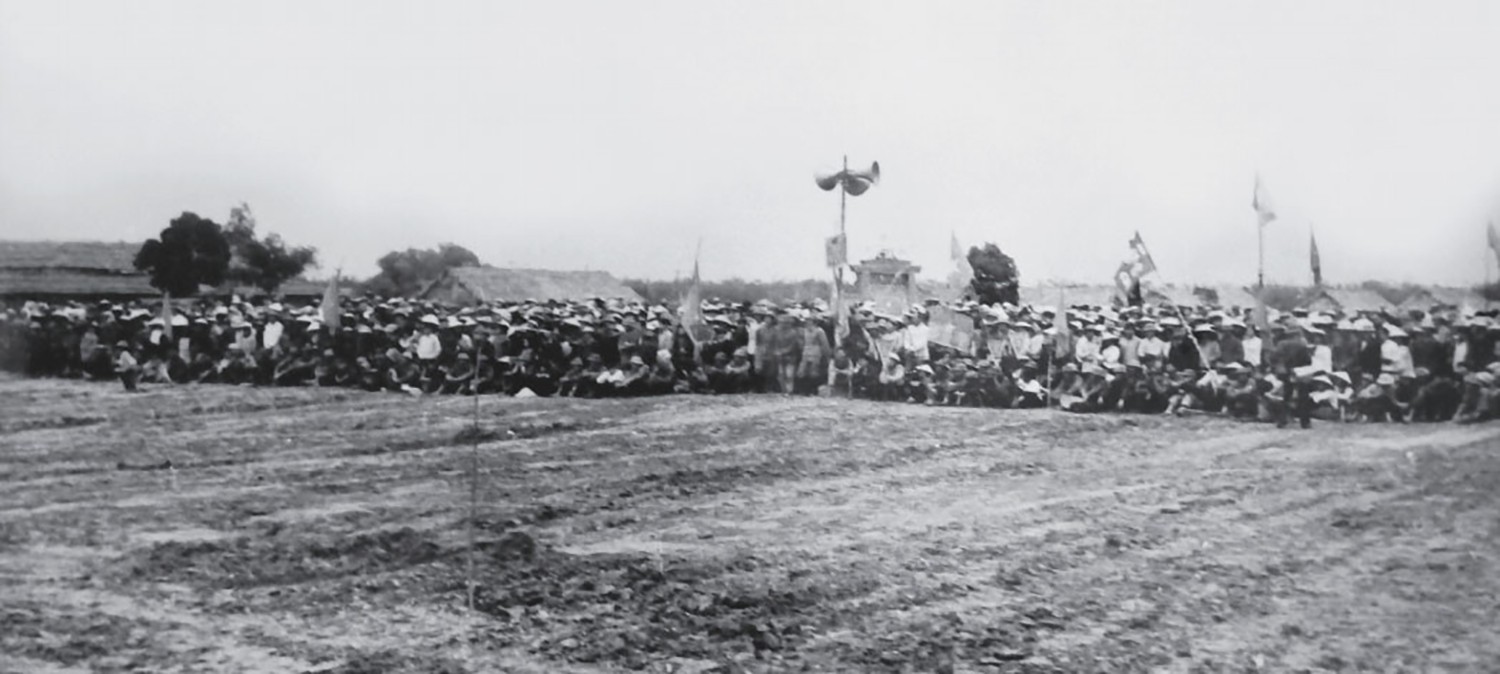 Mít tinh khởi công xây dựng hồ Kẻ Gỗ (26/3/1976). Ảnh tư liệu.