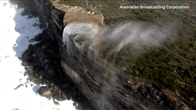 Cảnh tượng thác nước chảy ngược lên trời