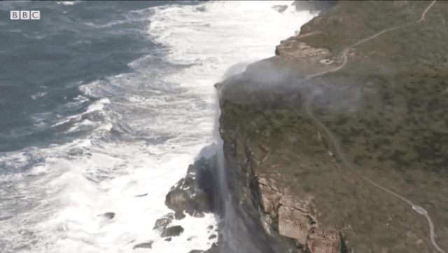 Cảnh tượng thác nước chảy ngược lên trời