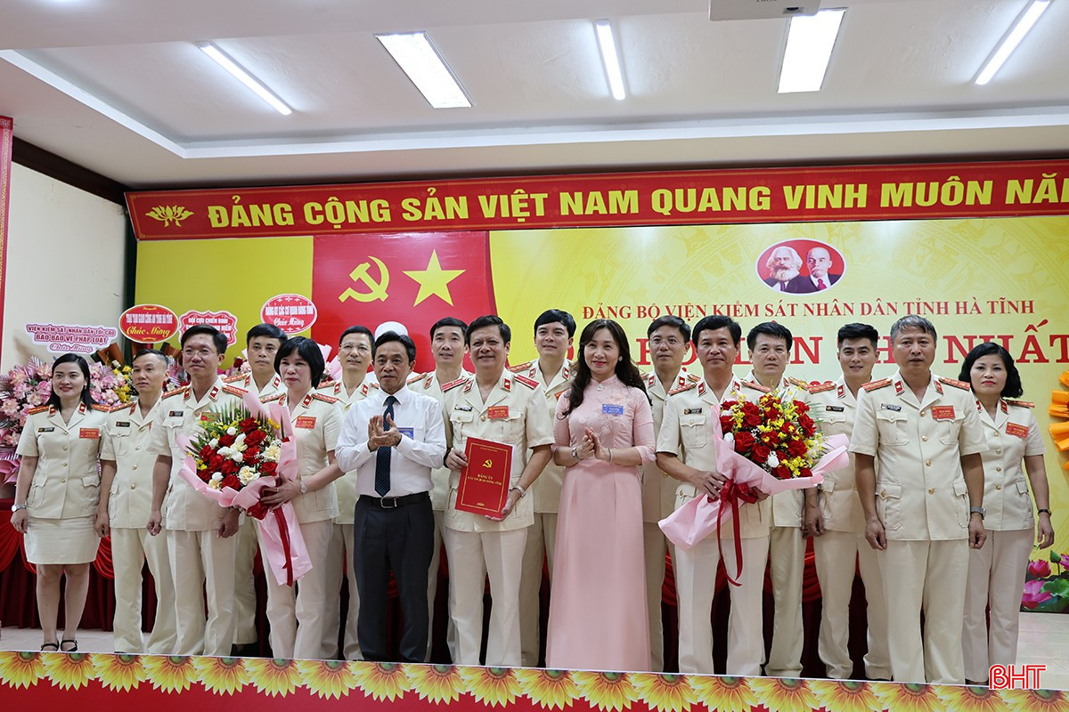Lãnh đạo tỉnh tặng hoa chúc mừng BCH Đảng bộ Viện KSND tỉnh nhiệm kỳ 2025 - 2030. bqbht_br_img-0450-lai.jpg