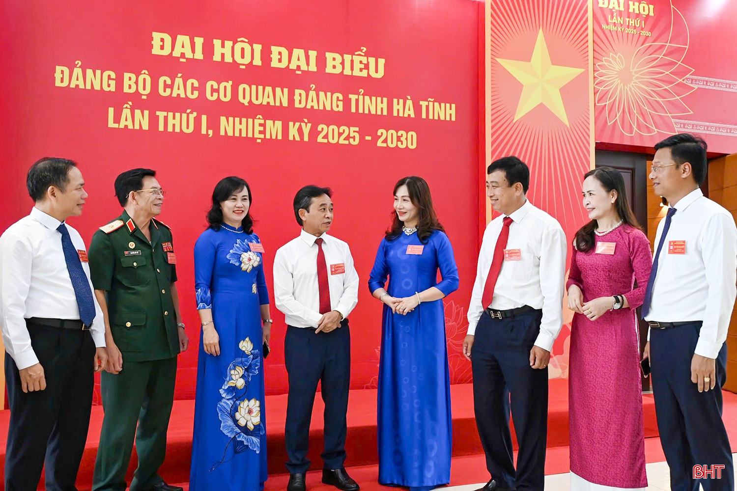 Đại biểu trò chuyện bên lề phiên trù bị Đại hội Đảng bộ CCQ Đảng tỉnh diễn ra chiều 21/8/2025. bqbht_br_11111.jpg