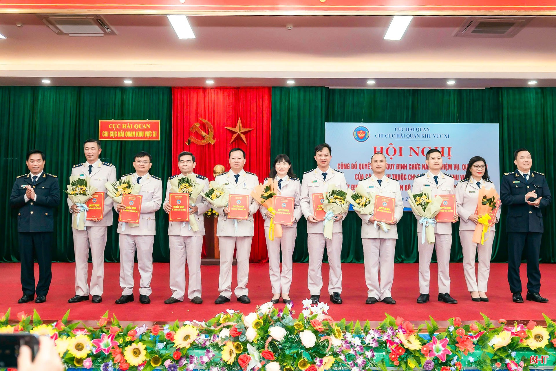 Chi cục Hải quan khu vực XI trao các quyết định về công tác cán bộ. bqbht_br_66.jpg